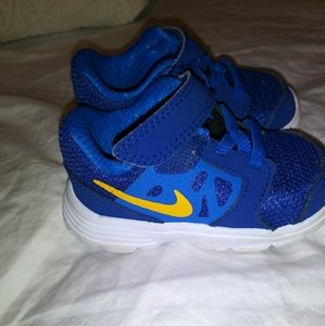 Baby Boy Nikes Sz 4